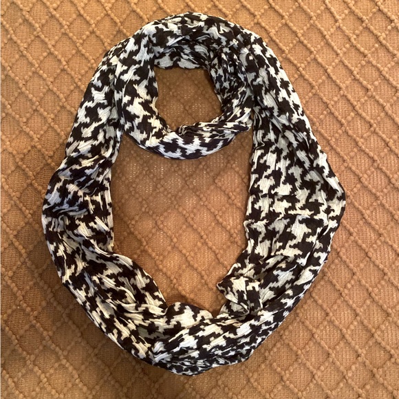 Black and White Patterned Infinity Scarf Silky Lightweight - Picture 1 of 2